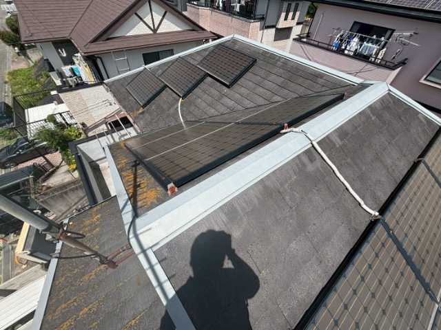 軒先付近の変色した屋根